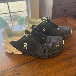 On Women’s Cloudflyer V2 Size 8